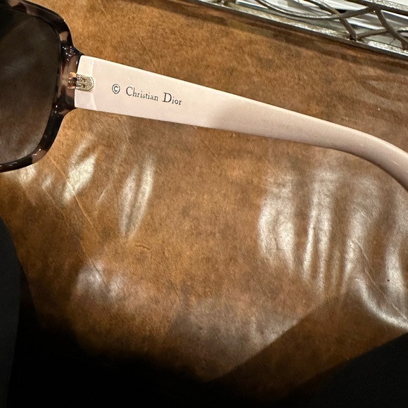 Lady Dior Studs 5F Blush/Tortoise - Picture 5 of 5